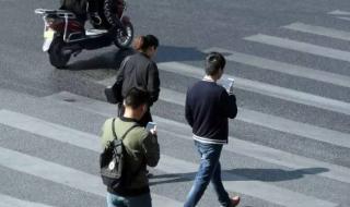 女子下楼时玩手机踩空摔伤 女子下楼时玩手机踩空摔伤