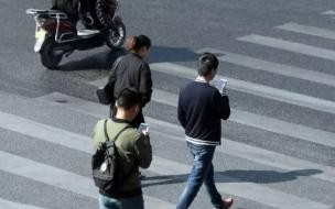 女子下楼玩手机摔下台阶,是否造成了严重的摔伤事故 女子下楼时玩手机踩空摔伤